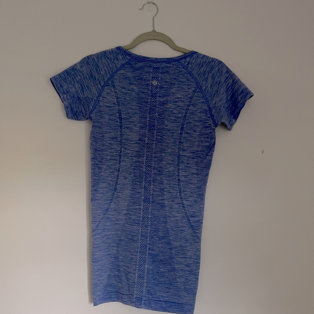LULULEMON ATHLETIC TOP